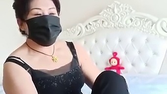 По-Възрастна Азиатска Дама Жадува За Сексуален Контакт