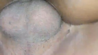 Мъж Моли За Още Анално Проникване В Изрично Видео