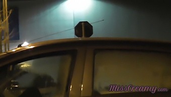 Воайорска Двойка Гледа Как Жена Се Чука От Непознат В Колата На Обществен Паркинг