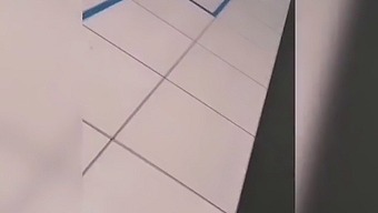 La Recherche D'Un Pénis Aléatoire À L'Épicerie Mène À Une Rencontre Dans La Salle De Bain