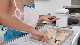 Насладете Се На Вкуса На Спермата След Дълбоко Гърло