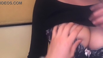 Гърдаста Японска Тийнейджърка Получава Стимулация На Гърдите