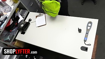 Une Adolescente Qui A Volé Quelque Chose S'Enfuit Et Se Fait Prendre Par Un Policier Brutal Qui Fait Une Fouille Intime