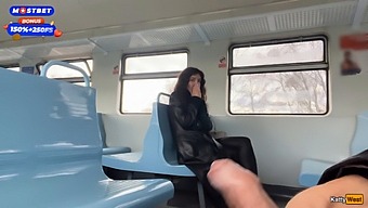Приключението На Кати Уест С Обществения Влак И Последвалата Тротоарка.